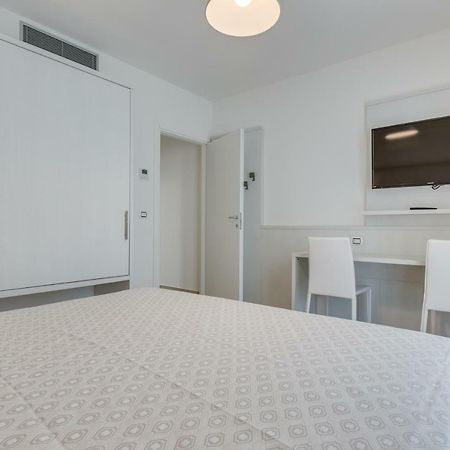 Apartaments Suites Ambassador Каорле Екстер'єр фото