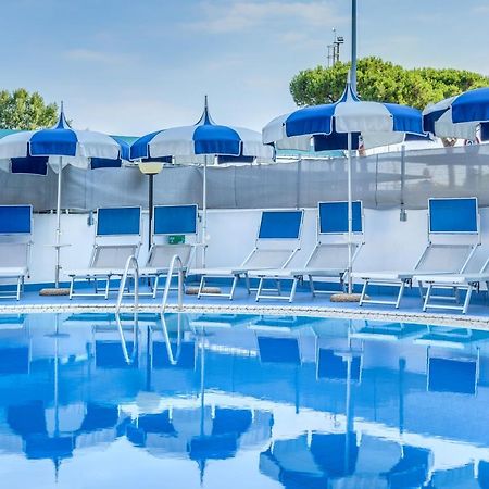 Apartaments Suites Ambassador Каорле Екстер'єр фото
