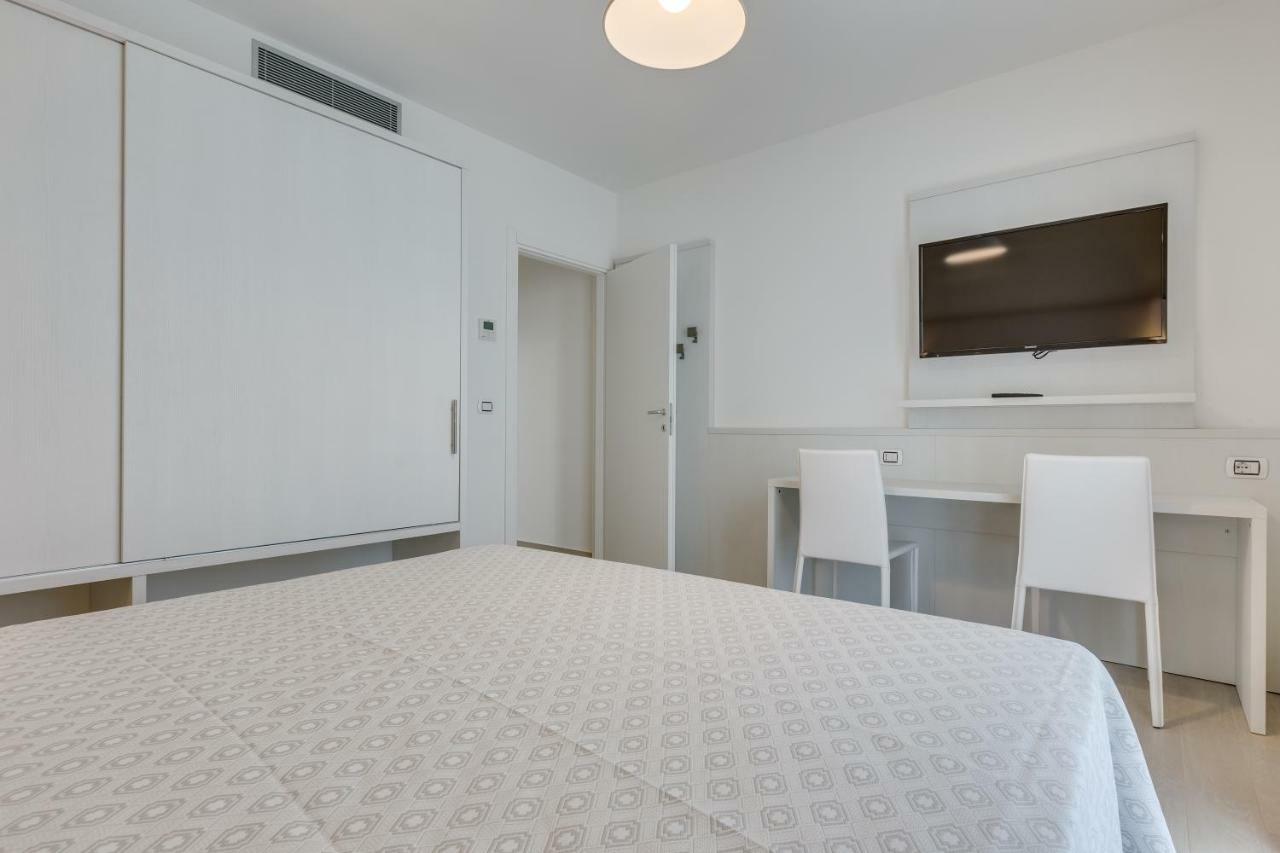 Apartaments Suites Ambassador Каорле Екстер'єр фото