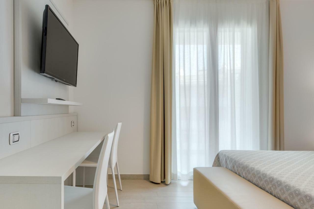 Apartaments Suites Ambassador Каорле Екстер'єр фото