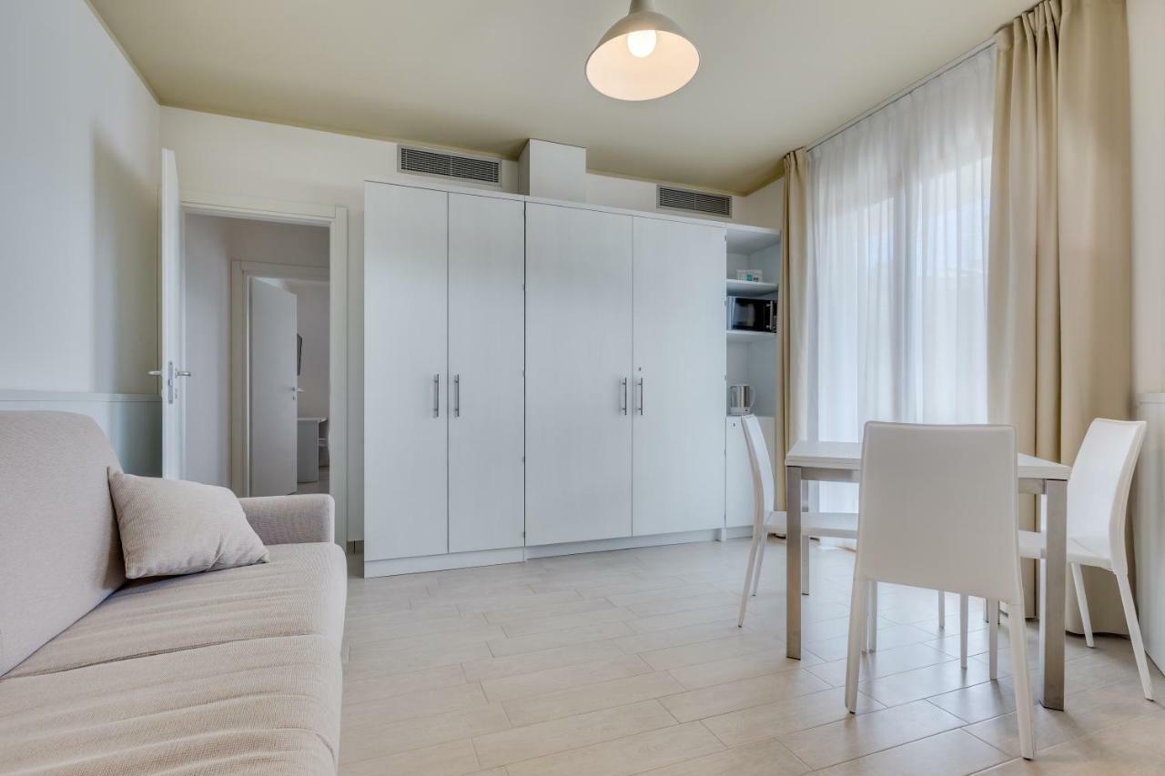 Apartaments Suites Ambassador Каорле Екстер'єр фото