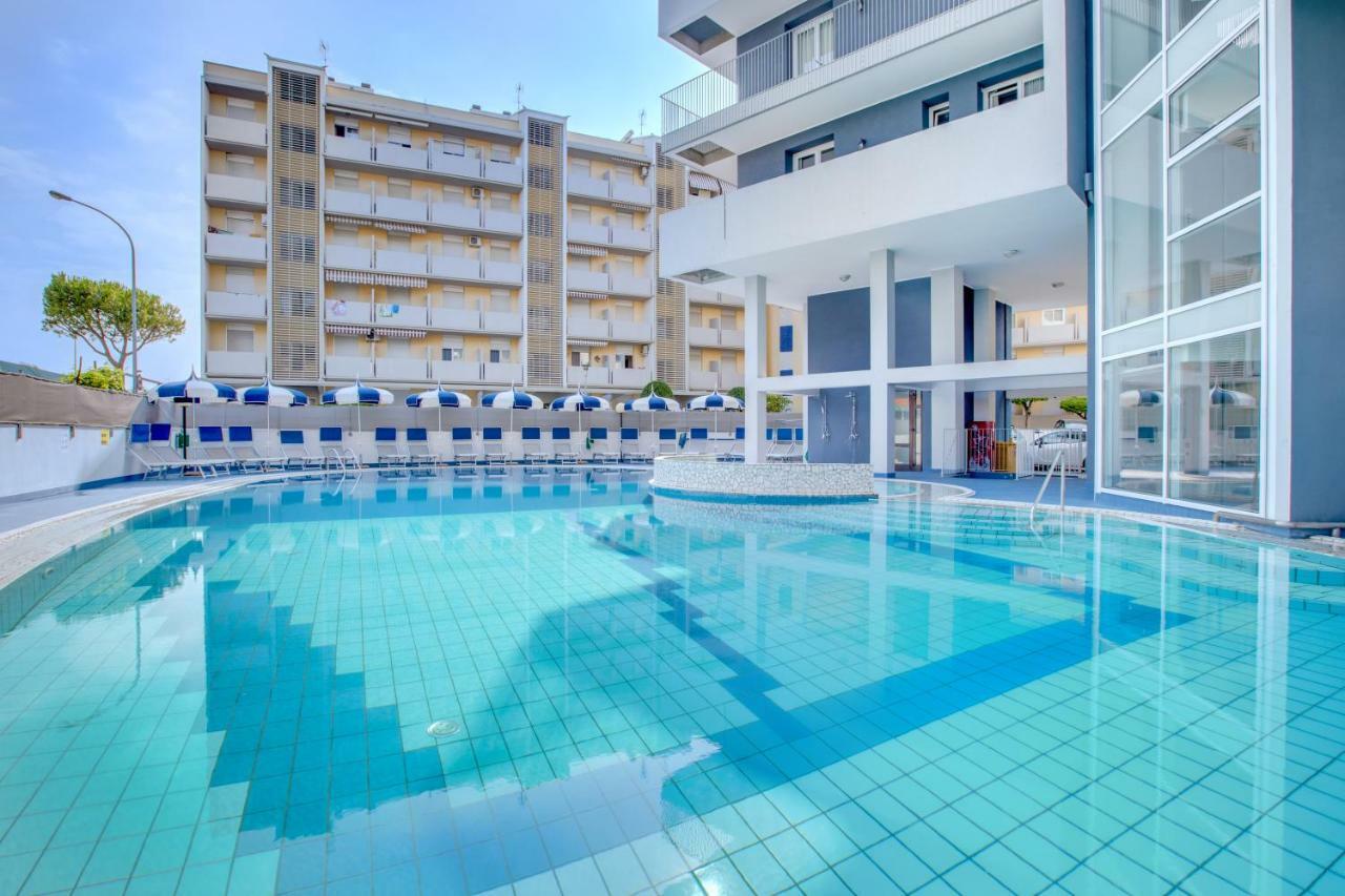 Apartaments Suites Ambassador Каорле Екстер'єр фото