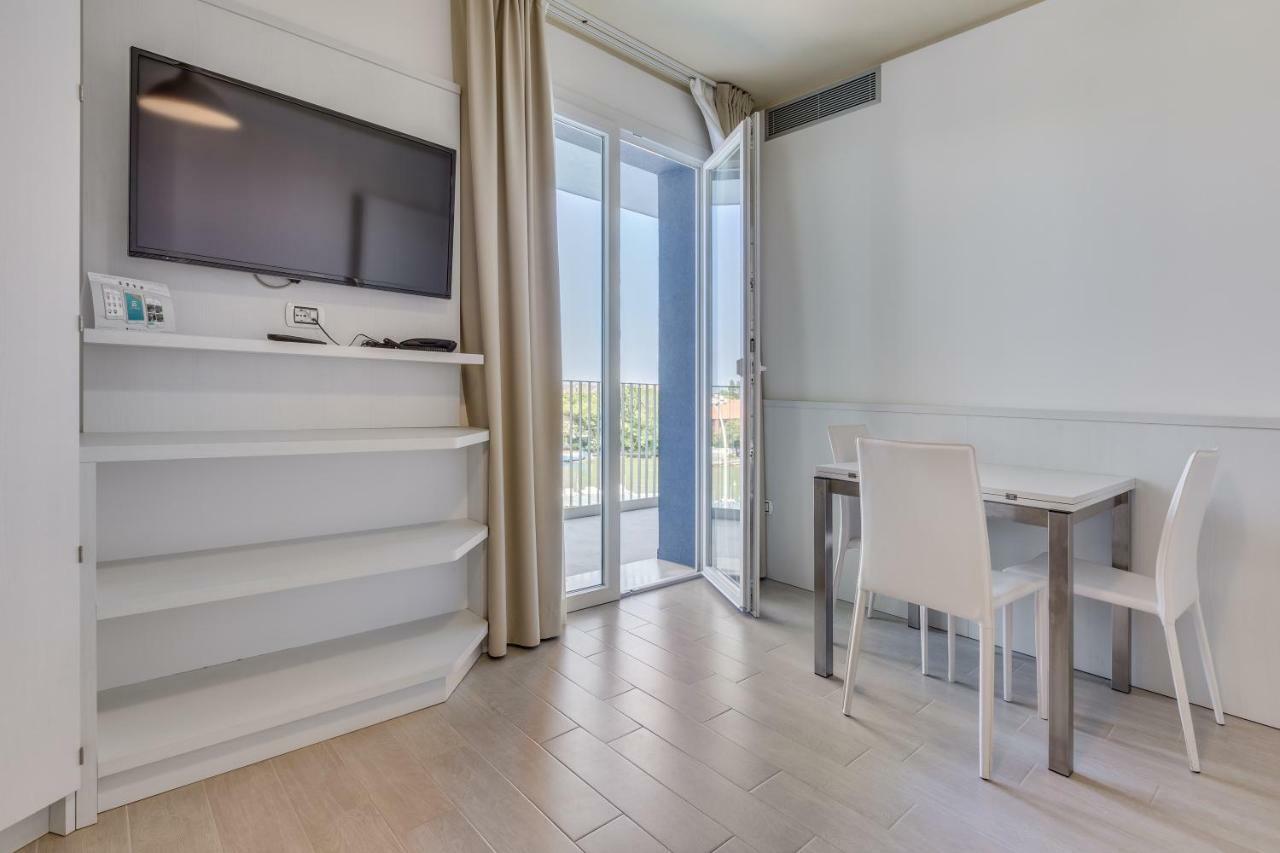 Apartaments Suites Ambassador Каорле Екстер'єр фото