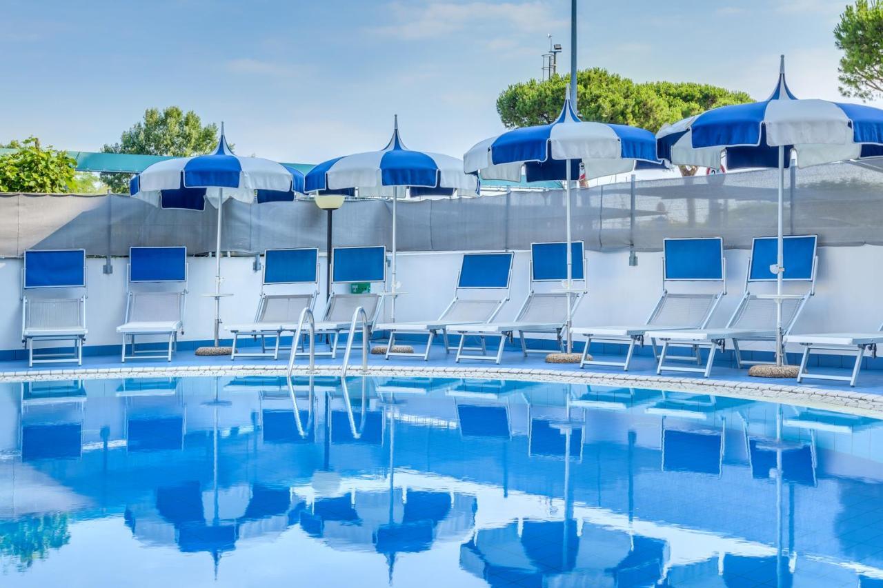 Apartaments Suites Ambassador Каорле Екстер'єр фото